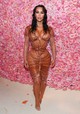 Kim Kardashian a 2019-es Met-gálán Thierry Mugler „wet look” ruhájában jelent meg, amely technikailag lenyűgöző volt, ám teljesen félreértelmezte a „camp” tematika (túlzás, irónia, önreflexió) szellemiségét. A szett inkább a saját szexuális, idealizált testképének ünneplése volt, nem pedig ironikus vagy konceptuális megközelítés