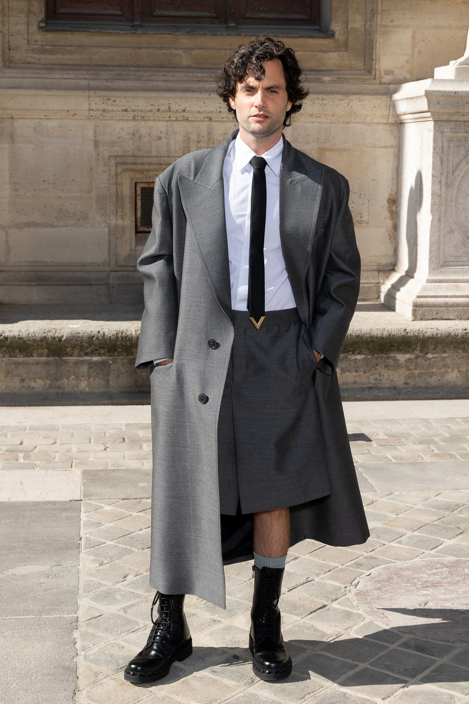 Penn Badgley ruhaválasztása egyszerre merész és időtálló