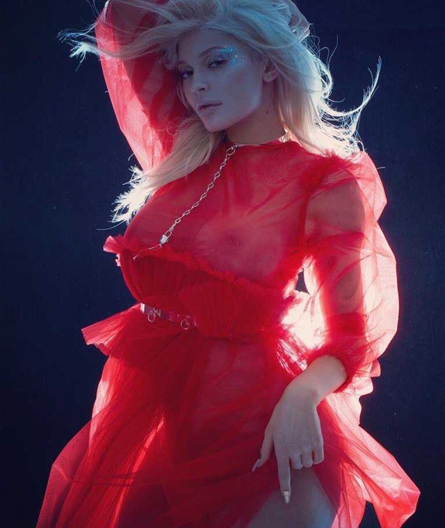 Kylie Jenner teljesen átlátszó ruhában