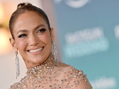 Jennifer Lopez a világ legrövidebb ruhájában pózol, formás lábai csak úgy vonzzák a tekinteteket