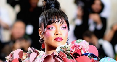Félmeztelen képek készültek a Vogue magazinba a várandós Rihannáról