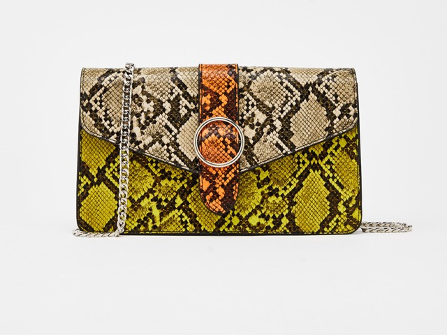 Válltáska BERSHKA 7995 Ft