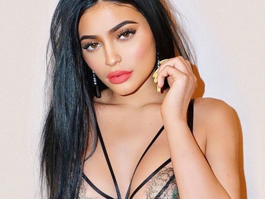 Kylie Jenner luxusfejhallgatót reklámoz, ki más?