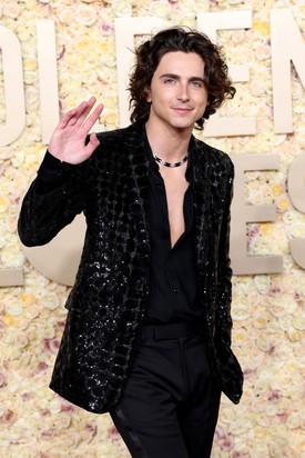 Timothée Chalamet egy olyan elegáns fekete flitteres  öltönyt vett fel, amelyet Celine Homme készített. A színész nyaklánca és gyémántokkal kirakott órája abszolút megkoronázta a megjelenést. Timothée Chalamet egyébként mindig nagyot alkot a vörös szőnyegen – a színész legalább annyira divatikon, mint amennyire filmsztár. Arról nem is beszélve, hogy ő a gendersemleges divat koronázatlan királya, hiszen számtalanszor hátat fordított már a maszkulin vonalaknak. 