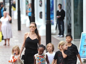 Angelina Jolie és kiscsapata strandolni mennek