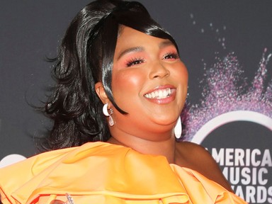 Lizzo a világ legkisebb táskáját vitte magával a vörös szőnyegre