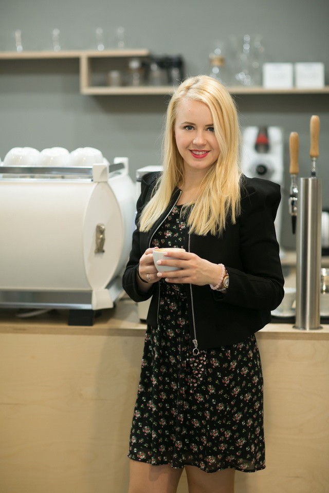 Lilla ma kávézáshoz öltözött