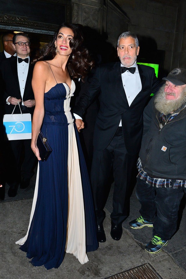 Amal Clooney gyönyörű ruhában vette át a díját, amiben kritizálta Trumpot és közte Magyarországot is