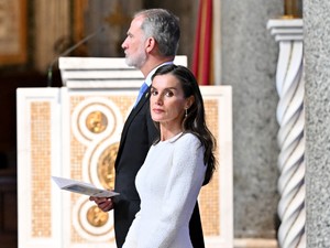 Letícia királyné szigorú vatikáni szabályt szegett meg, vele együtt mindössze hét nő teheti meg ezt a pápa előtt