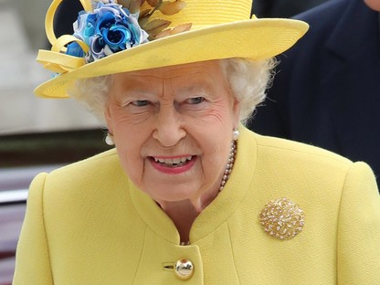 Végre tudjuk! Ezért visel Erzsébet királynő élénk színű ruhákat! 