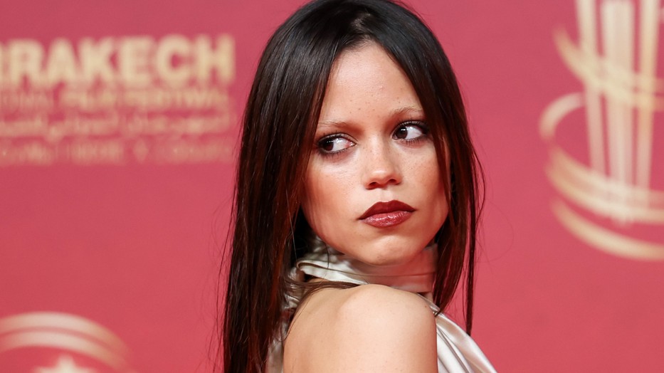 Jenna Ortega egy merészen elegáns darabban mutatta meg tökéletes alakját