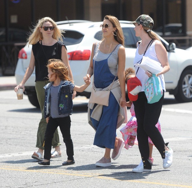 Jessica Alba kantáros kismamaruhában mutatta meg pocakját!