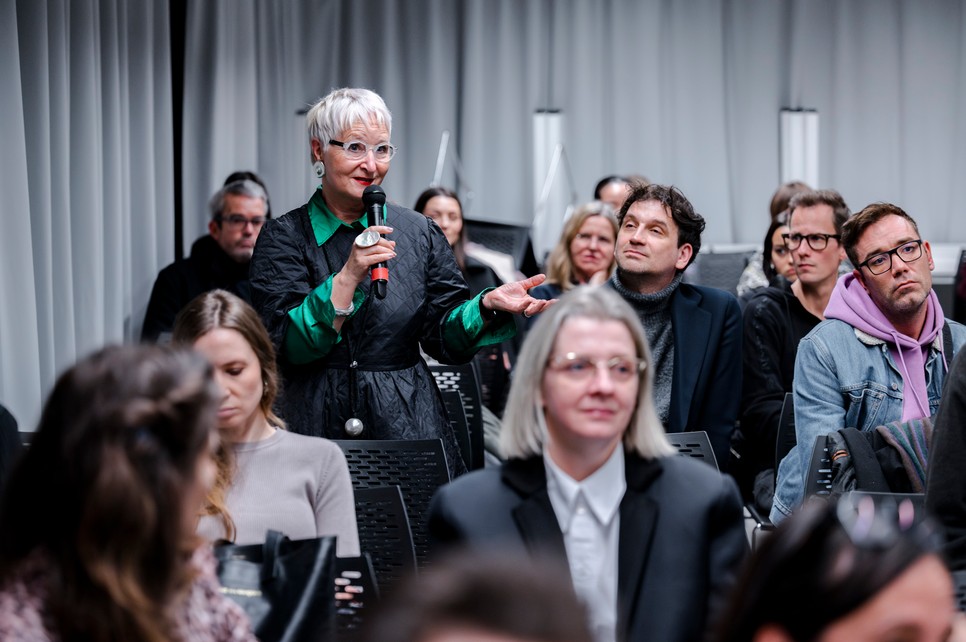 Sok kérdés érkezett az előadóhoz. Itt éppen Süle Kati stylist kérdez a nemzetköi szaktekintélytől