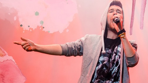 A Bastille frontembere pánikrohamokkal küzd, mielőtt színpadra lép, de sosem mondana le a zenéről