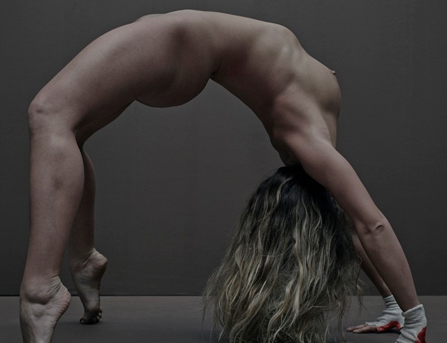 Szakadt harisnyák, szemét, fenékmutogatás és meztelenkedés Kanye West új kollekciójában