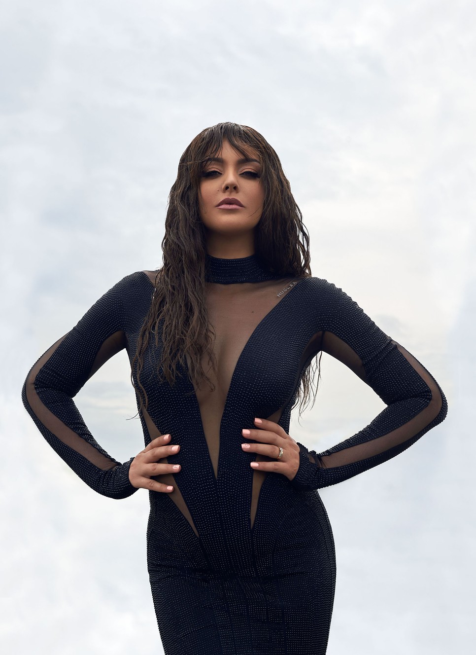 Stylist: Kiss Márk; Stylistasszisztens: Csaba Erika; Smink: Bényei Betti; Haj: Radván Simon Ruha H&M MUGLER