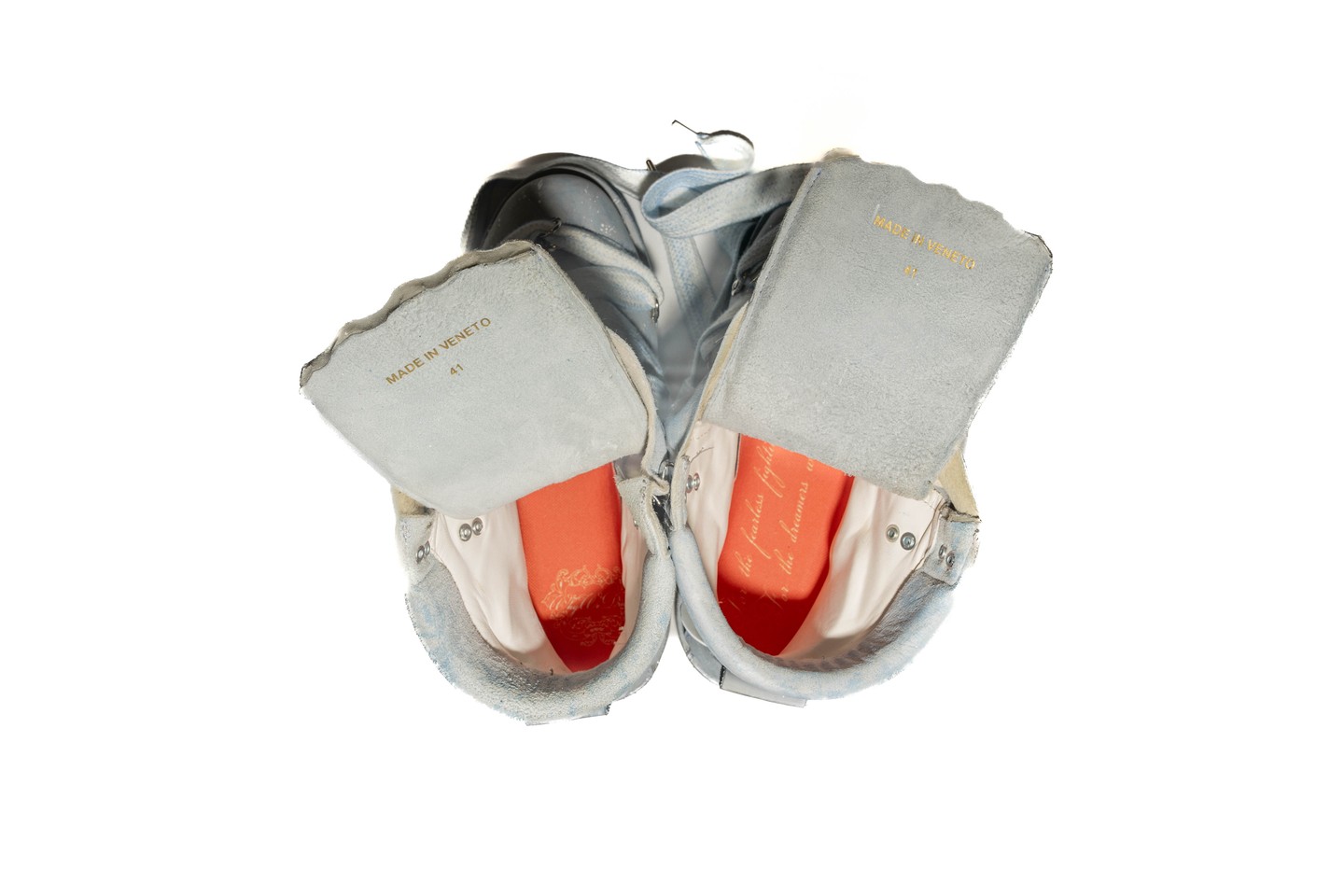 A sneakeres világában az apró, kifinomult designelemek teszik sokkal többé a lábbeliket pusztán cipőnél, ezeket a darabokat viselni világnézet