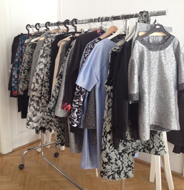 Az ég kékje, a katonai ruhák rejtőzködő, de a városi aszfalton annál feltűnőbb mintái, a rojtok játékossága, a különleges digitális minták: Szegedi Kata már tényleg kiforrott divattervező!