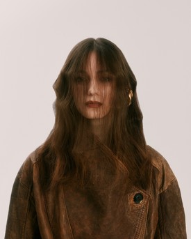 Bőrdzseki PINK BULL @pinkbull.vintage, fülbevaló OCTAVIA CHIRU @octaviachiru                