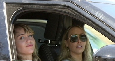 Miley Cyrus megint új állítólagos barátnőjével lóg - komolyodik a dolog?