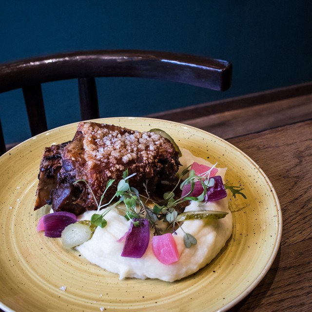 Sörben sült sertéscsülök, burgonyapüré, fermentált zöldségek