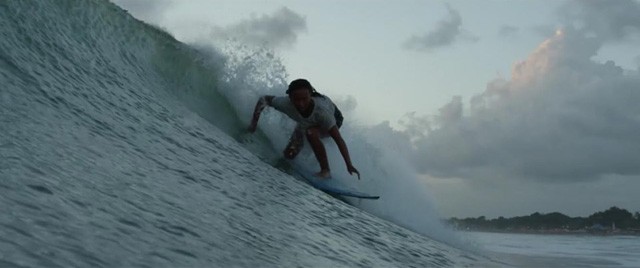 A magyar színésznő, aki indonéz-amerikai szörfös filmben kapott szerepet