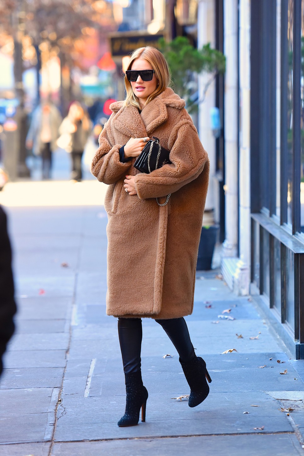 A macikabát egy igazi komfortzóna ruhadarab, ami csak úgy körülöleli Rosie Huntington-Whiteley-t is