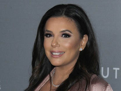 A várandós Eva Longoria szexi hálóingben a vörös szőnyegen