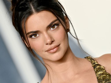 Kendall Jenner mindössze egyetlen hatalmas hajgumit viselt a kifutón