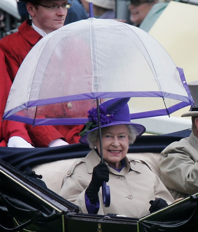 Senkinek nincs olyan menő esernyőgyűjteménye, mint Erzsébet királynőnek
