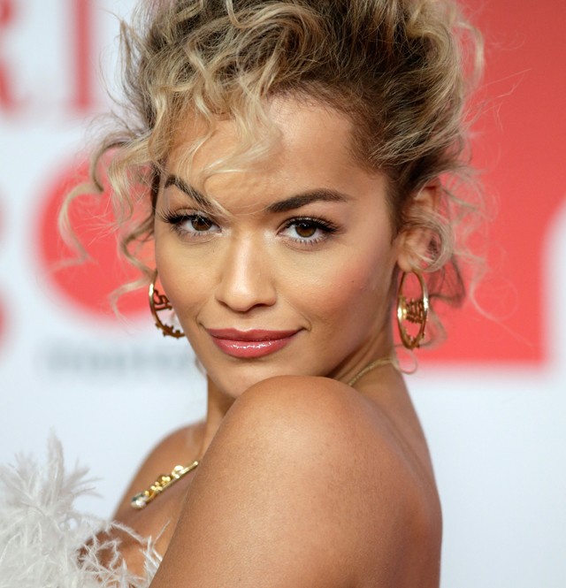 Piros szemöldök? Rita Ora bevállalta és nem is rossz!