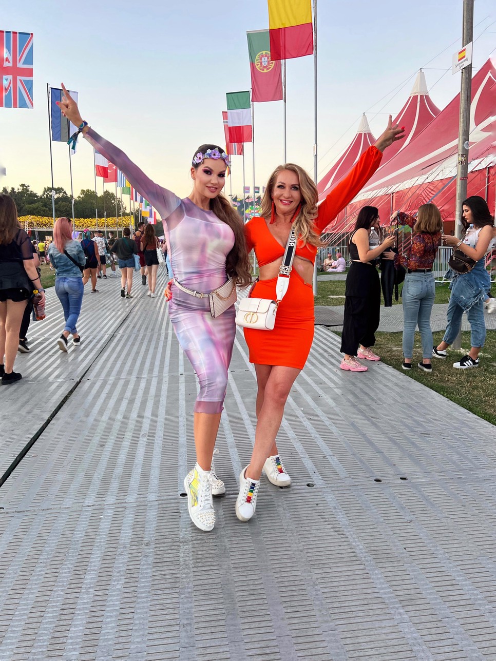 Proksa Szandra és Király beáta divattervező a Sziget Fesztivál közepén