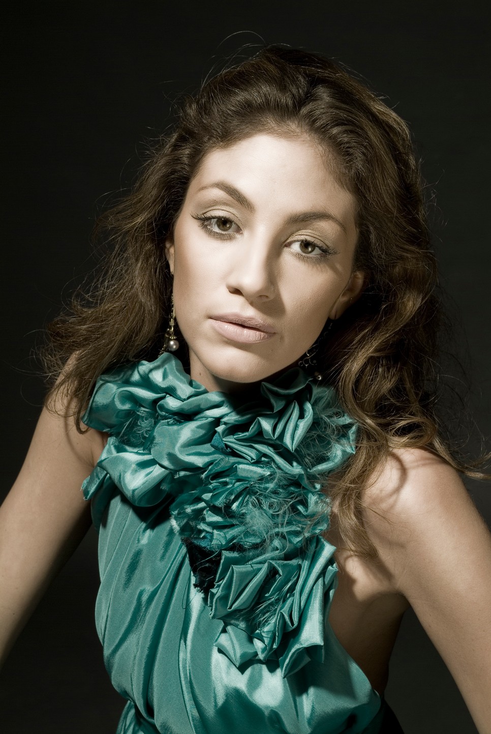 A tervező szerint a divat több mint stílus – az erő és magabiztosság eszköze | Haj: Nyírő Gabriella, Modell: Jóna Anita, Kreatív Designer: MV