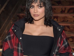 Kylie Jenner elkísért egy fiatal srácot a szalagavatójára!
