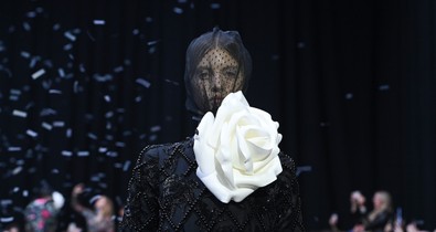 Erzsébet királynő tiszteletére tervezett kollekcióval gyászol a londoni divathét