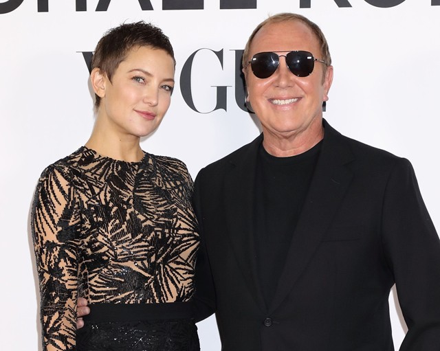 Kate Hudson és ruhájának tervezője, Michael Kors