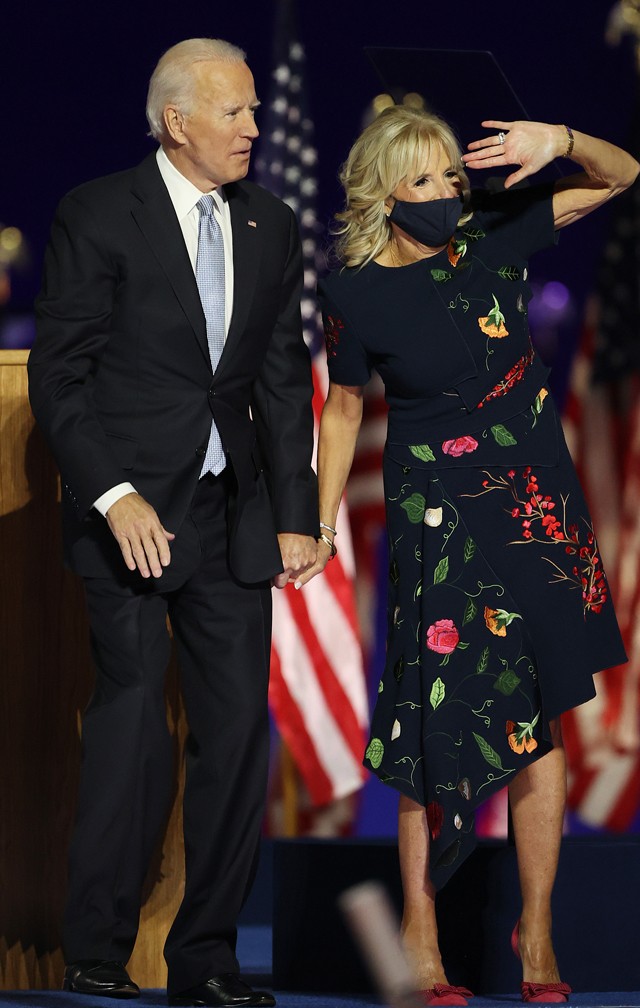 Ruhákba rejtett üzenetek:  itt a kincses térkép Kamala Harris, Dr. Jill Biden és Melania Trump szettjeihez