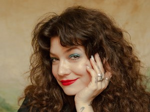 Fotózott a Vogue-nak és a Diornak, most édesapjával nyílik közös kiállítása a világhírű magyar fotósnak