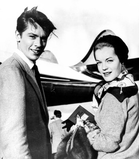Alain Delon és Romy Schneider a párizsi Orly repülőtéren, 1959-ben.