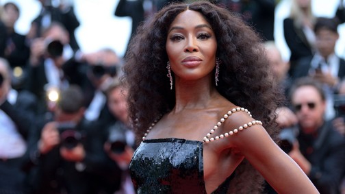 Az 53 éves Naomi Campbell elképesztően merész meztelenruhát vállalt be