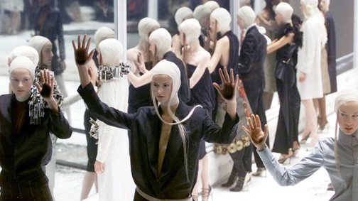 Brutális és gyönyörű: VOSS, ilyen volt a divattörténet legemlékezetesebb bemutatója