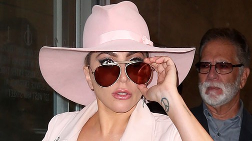 Lady Gaga egy szál melltartóban, fenékvillantó forró naciban