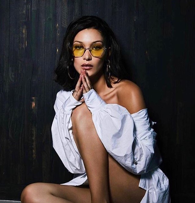 Bella Hadid nyakig húzott tangában pózol, miközben titokzatos üzeneteket hagy