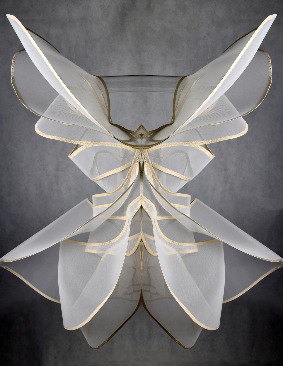 Szűcs Edit ruhaszobraiban a textil szinte élőlénnyé válik: a finom formák és a plasztikus rétegződések a test, a mozgás és az identitás határtereit vizsgálják