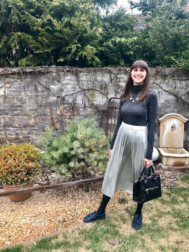 Szabó Nóra ma saját készítésű nyakláncot és kedvenc szoknyáját viseli!