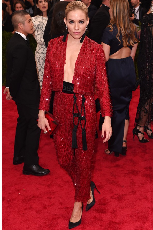 Sienna Miller Thakoon összeállításban.