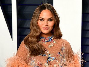 Chrissy Teigen meztelen várandós képet posztolt