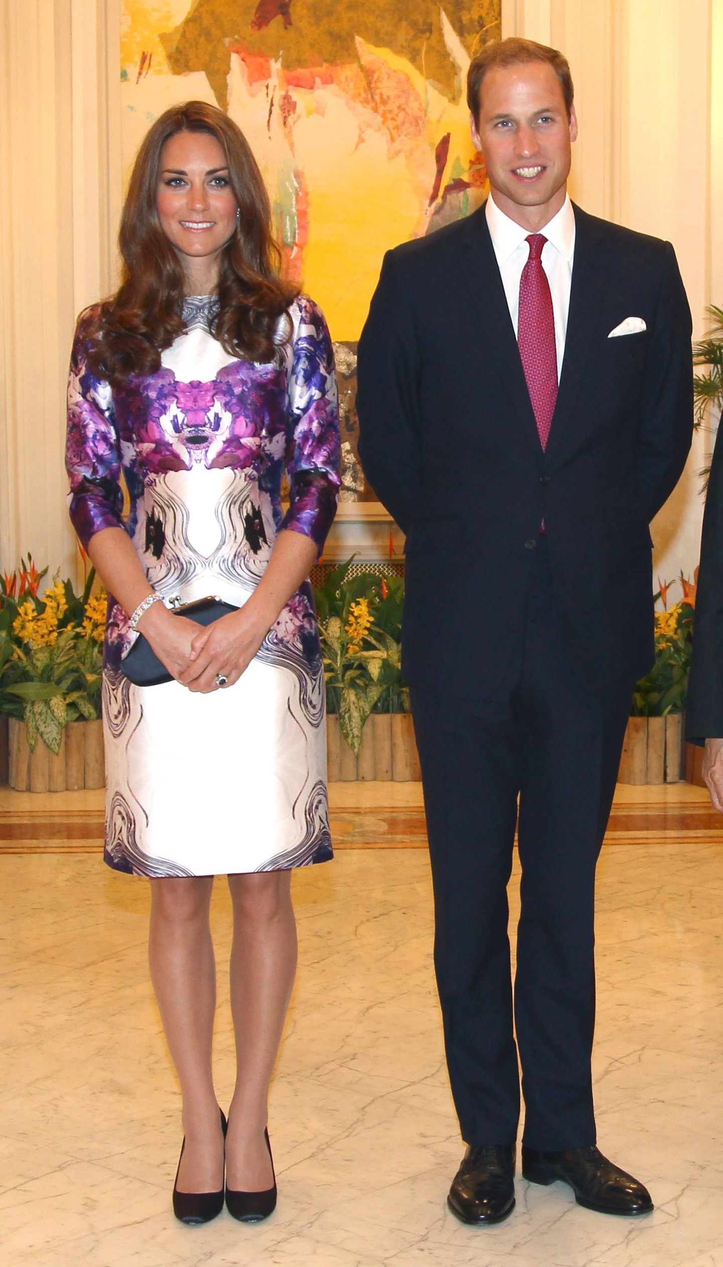 Katalin hercegné lenyűgözte az embereket ezzel a Prabal Gurung 2012-es nyári kollekciójából származó ruhával. Ez volt az első alkalom, hogy a Szingapúrban született tervező darabját viselte, és egy merészebb, futurisztikus nyomatot választott. Bár sokszor láttuk már ezt a sziluettet a hercegnén, de az élénk minta nagyon eltért szokásos megjelenéseitől.