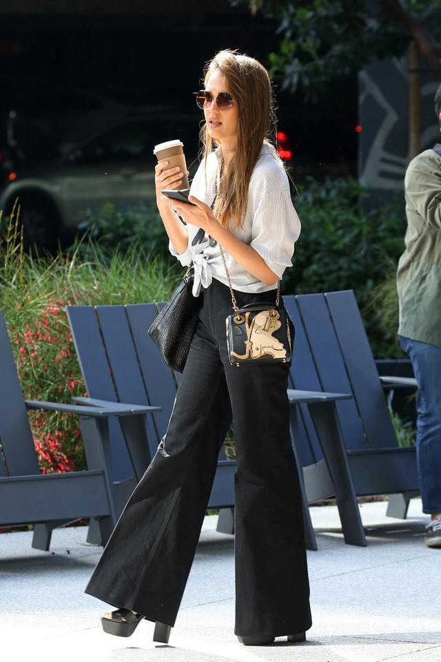 Jessica Alba bebizonyítja, hogy a trapéz nadrág igenis menőbb a csőnacinál