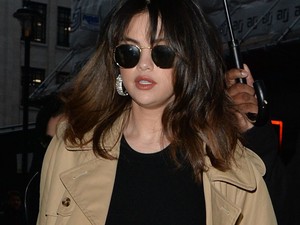 Selena Gomez három olyan menő szettet viselt Londonban, hogy megőrülsz